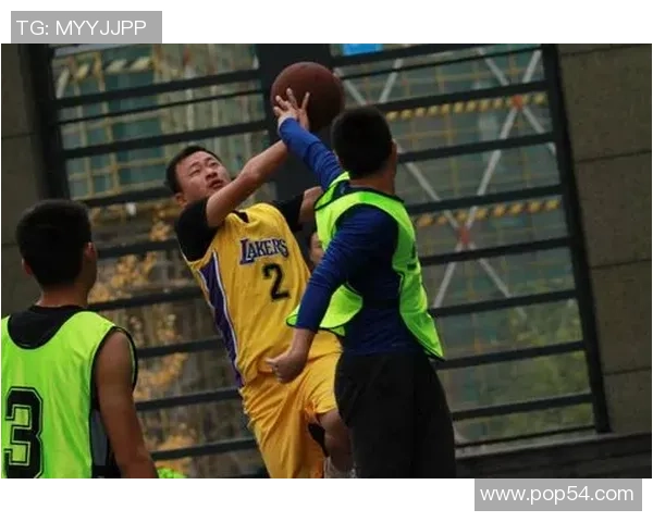 围绕篮球明星成长经历展现激情赛场与励志人生故事的传奇篇章记录